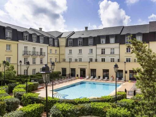 Aparthotel Adagio Serris Val d'Europe exterior and outdoor pool