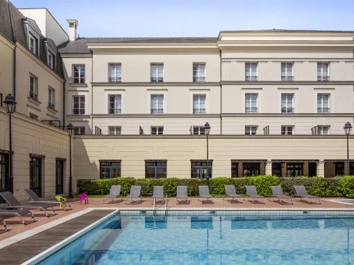 Aparthotel Adagio Serris Val d'Europe exterior and outdoor pool