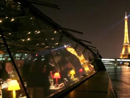 boat-with-eiffel-tower