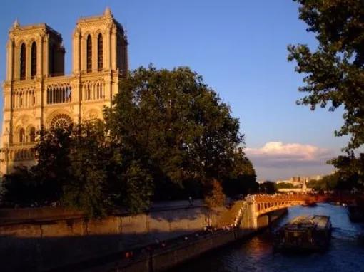 boat-by-notre-dame