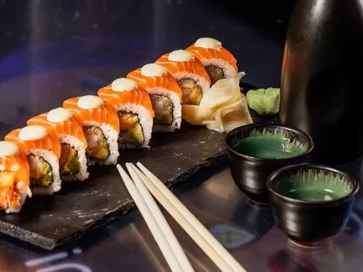 sushi-rolls-with-saki