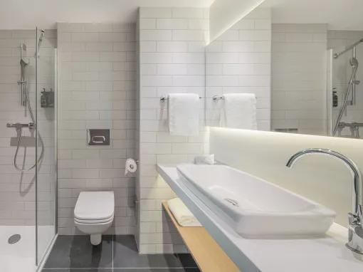 Holiday Inn Express Marne la Vallee Bathroom