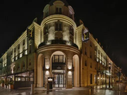 Hôtel L'Elysée Val d'Europe exterior at night