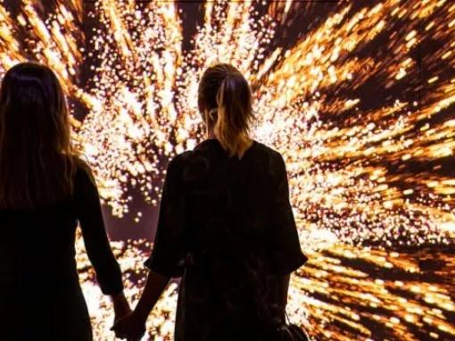 couple-holding-hands