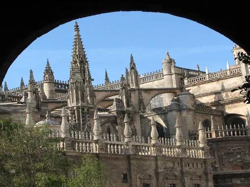 cathederal-through-an-arch