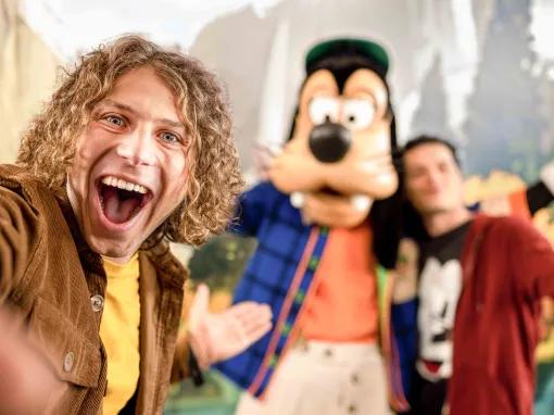 Guests with Goofy, Disney Sequoia Lodge