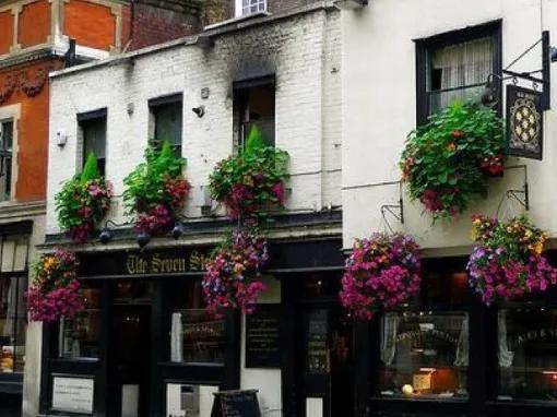 outside-of-pub-in-london