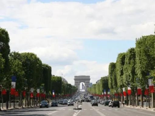 road-leading-to-arc-triomphe