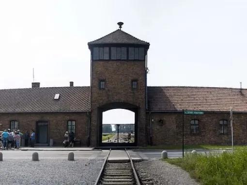train-entrance-at-Birkenau