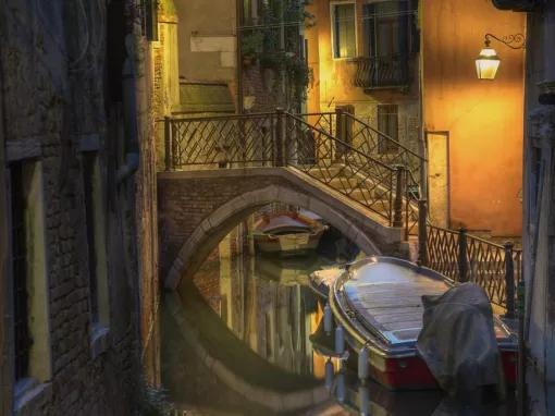 gondola-on-canal-at-night