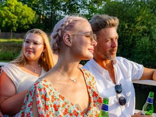 couple-on-upper-deck