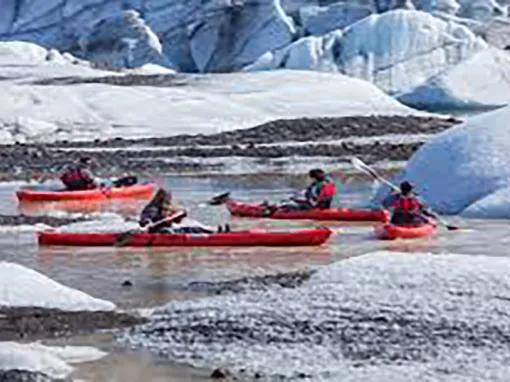 Kayaking-in-between-icebergs