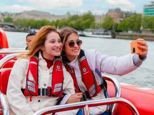 friends-taking-selfie