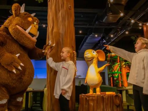 children-meeting-the-gruffalo