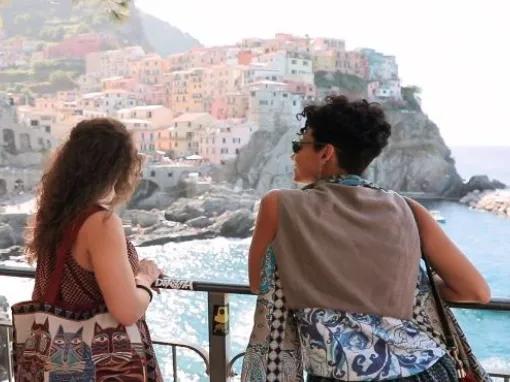 people-looking-out-to-sea