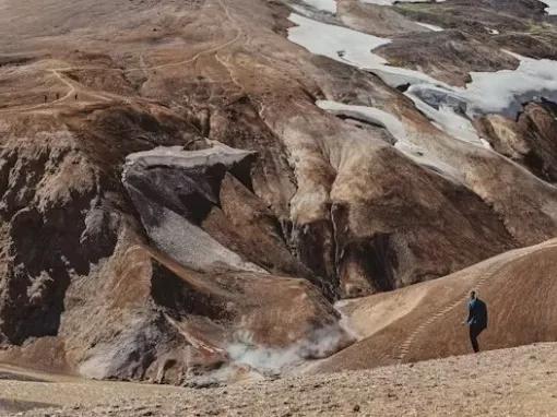 walking-by-mountains