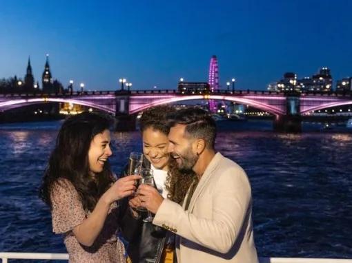 Friends-enjoying-drinks