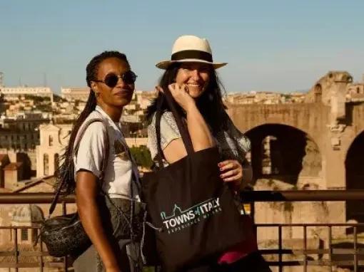 Friends-visiting-Colosseum