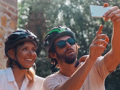 couple-taking-selfie