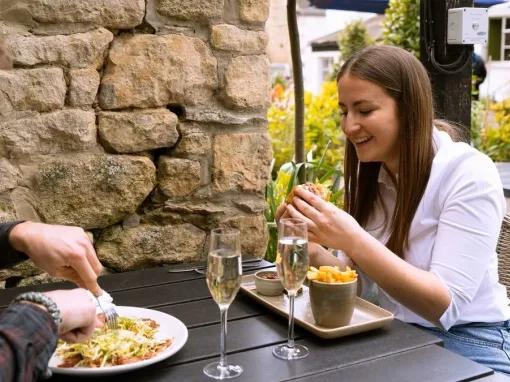 couple-enjoying-meal
