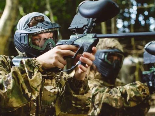 team-with-paintball-guns