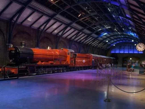hogwarts-train-at-station