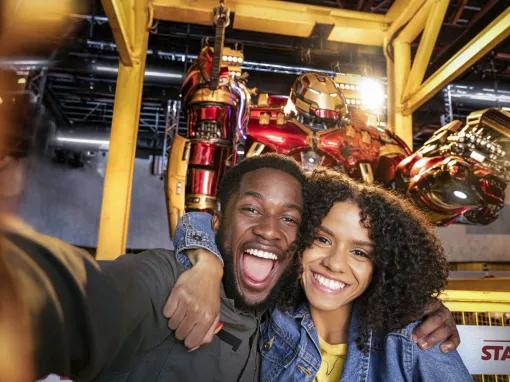 Pärchen bei Stark Factory auf dem Marvel Avengers Campus im Walt Disney Studios® Park