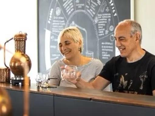 couple-enjoying-gin-tasting