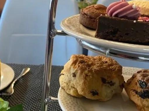 Buckingham Palace with Afternoon Tea at the Wellington Hotel