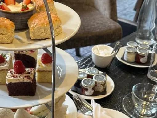 Buckingham Palace with Afternoon Tea at the Wellington Hotel