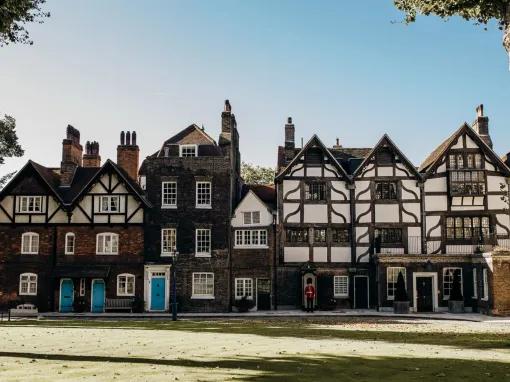 London Morning Tower: Jewels & Cruise