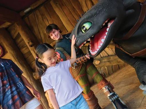 Dad and daughter meeting Toothless at How to Train Your Dragon – Isle of Berk, Universal Epic Universe