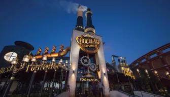 Couple entering the The Toothsome Chocolate Emporium & Savory Feast Kitchen at Universal CityWalk in Orlando