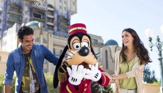 Goofy and guests in front of the tower of terror in Walt Disney Studios Park