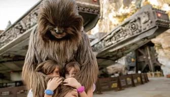 Chewbacca with guests, Star Wars: Galaxy's Edge®, Disney's Hollywood Studios