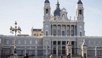 walks_madrid_outside_royal_palace