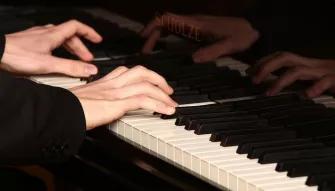 keys-on-piano