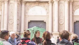 tour-guide-with-group