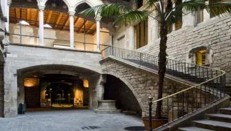 walking-tour-courtyard