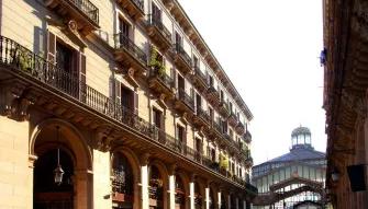 Barcelona-building-with-balconies