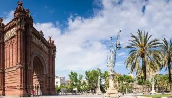 arc-de-triomf-closer-view