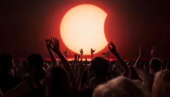 crowd-enjoying-concert