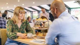 couple-at-table