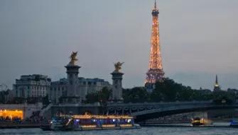 boat-by-eiffel-tower