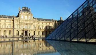 sunny-day-outside-louvre