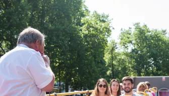 guide-speaking-on-microphone