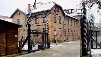 gate-at-Auschwitz