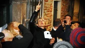 tour-guide-on-walking-tour