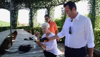 waiter-pouring-prosecco