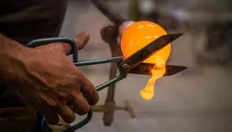 cutting-the-glass-when-hot